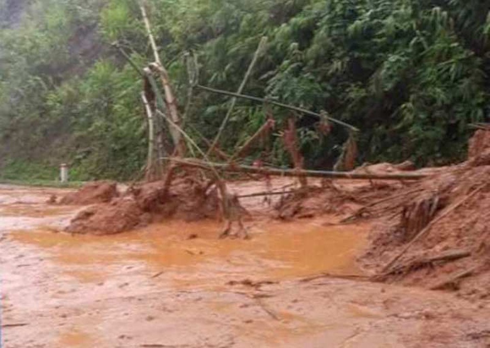 Huyện biên giới Mường Lát vẫn bị cô lập hoàn toàn sau mưa lũ - 1 Mưa lũ khiến nhiều điểm sạt lở trên các tuyến đường, gây ách tắc, tê liệt về giao thông