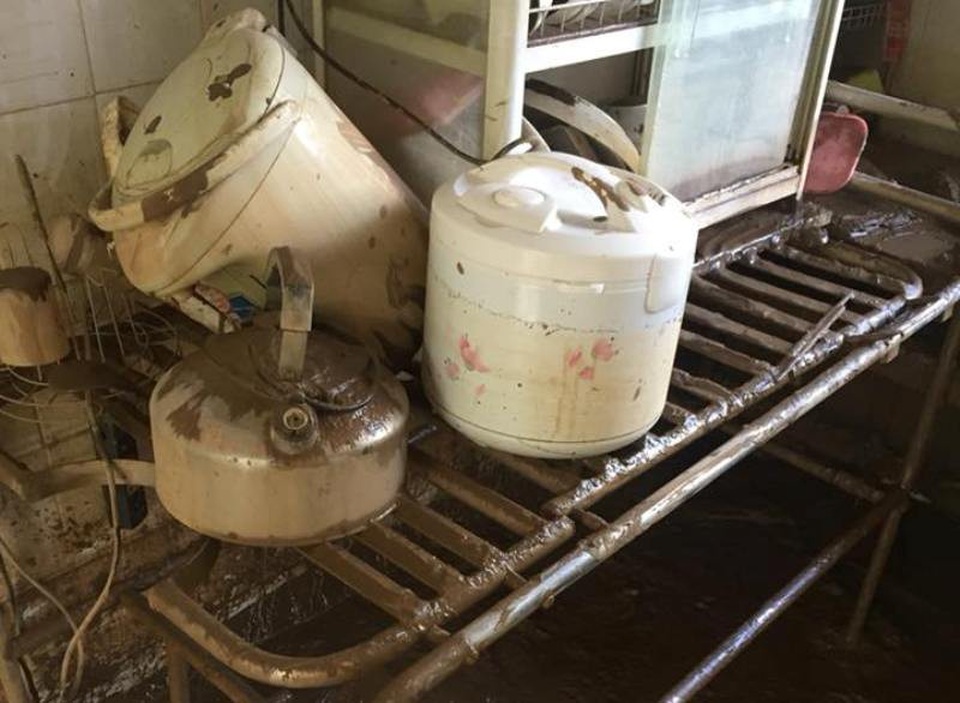 Huyện biên giới Mường Lát vẫn bị cô lập hoàn toàn sau mưa lũ - 9 Sinh hoạt của người dân gặp nhiều khó khăn sau lũ do nhà bị ngập nước, đồ dùng hư hỏng