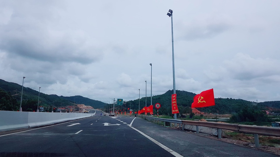 Thủ tướng phát lệnh thông xe cây cầu hơn 7.000 tỉ và cao tốc Hạ Long - Hải Phòng - 4 Cờ hoa rực rỡ khắp tuyến đường