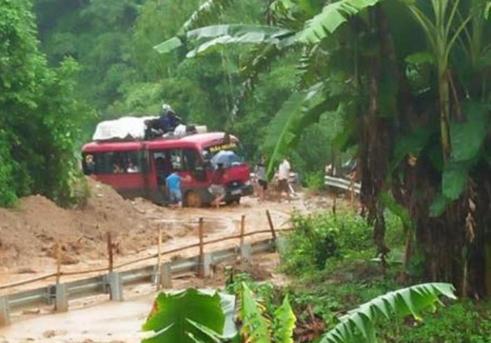 Huyện biên giới Mường Lát vẫn bị cô lập hoàn toàn sau mưa lũ - 2 Các phương tiện chưa thể lưu thông do tình trạng sạt lở