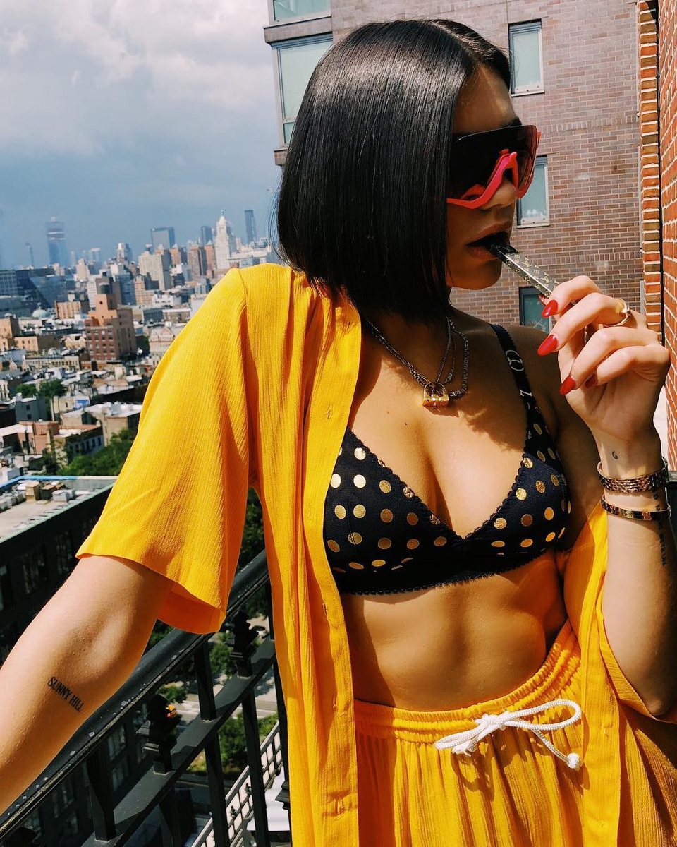“Tóc kính” khiến hàng loạt sao nữ “mê mẩn” - 9 Ca sĩ Anh - Dua Lipa