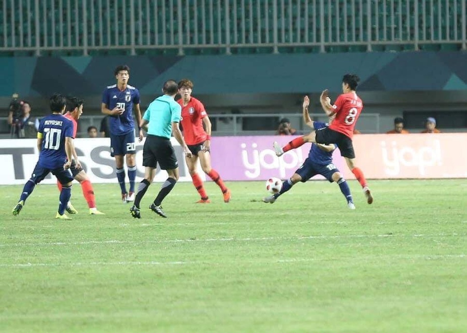 Olympic Nhật Bản 1-2 Olympic Hàn Quốc: Son Heung Min hoàn tất tấm HCV Asiad - 3
Nhật Bản đang chơi phòng ngự đầy chặt chẽ và hiệu quả