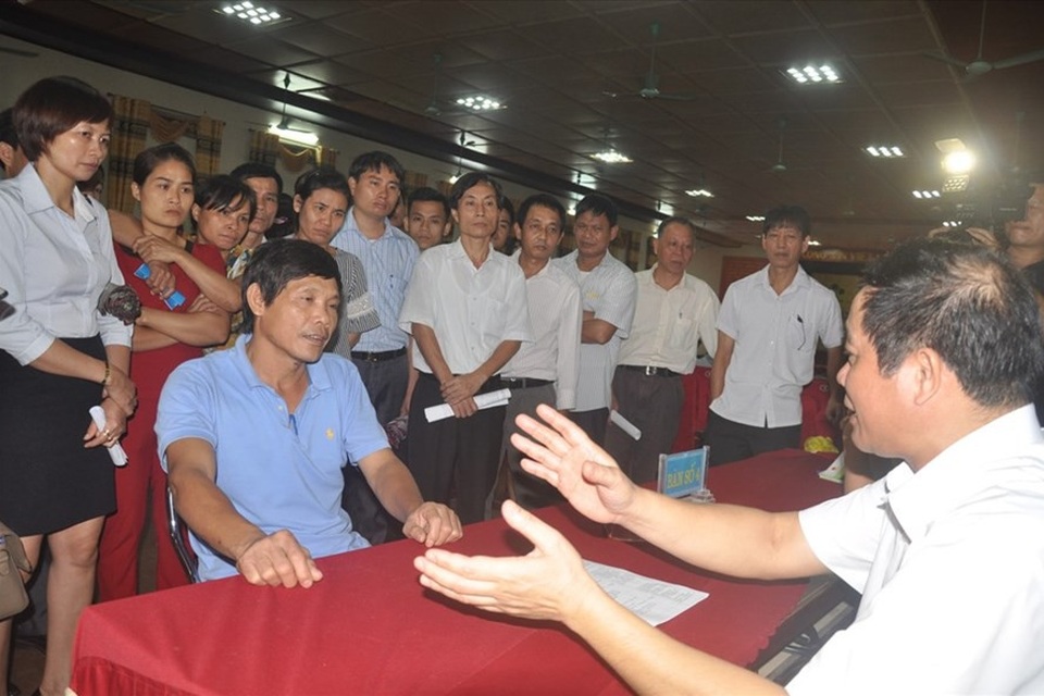 
CNLĐ tìm hiểu Luật BHXH trong lần Tổng LĐLĐVN tổ chức “Ngày hội tư vấn cùng CNLĐ” tại Cty cổ phần Supe phốt phát và hóa chất Lâm Thao (tỉnh Phú Phọ) mới đây. Ảnh: QUẾ CHI
