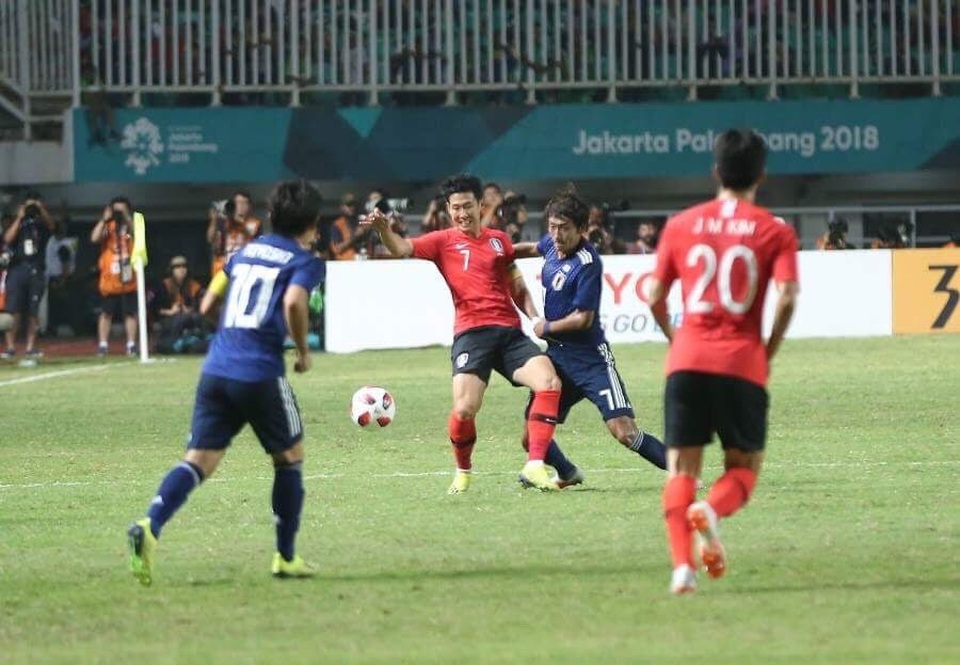 Olympic Nhật Bản 1-2 Olympic Hàn Quốc: Son Heung Min hoàn tất tấm HCV Asiad - 2
Son Heung Min bị hậu vệ Nhật Bản kèm rất chặt ở hiệp 2