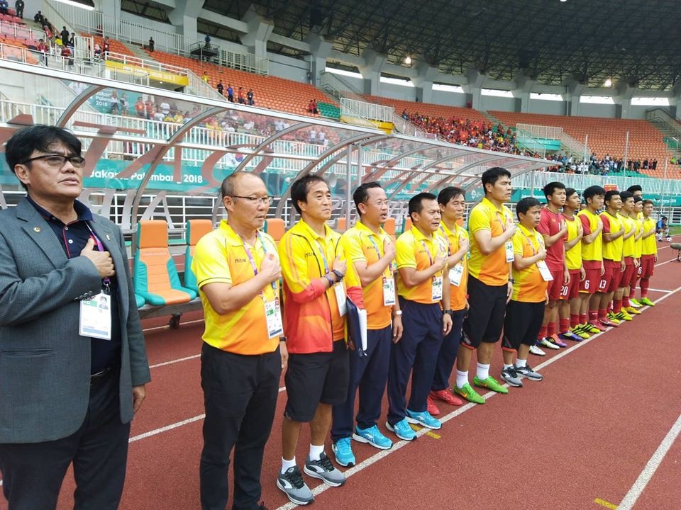 Olympic Việt Nam 1-1 Olympic UAE (penalty 3-4): Thất bại đáng tiếc - 12
Ban huấn luyện viên đội tuyển Olympic Việt Nam