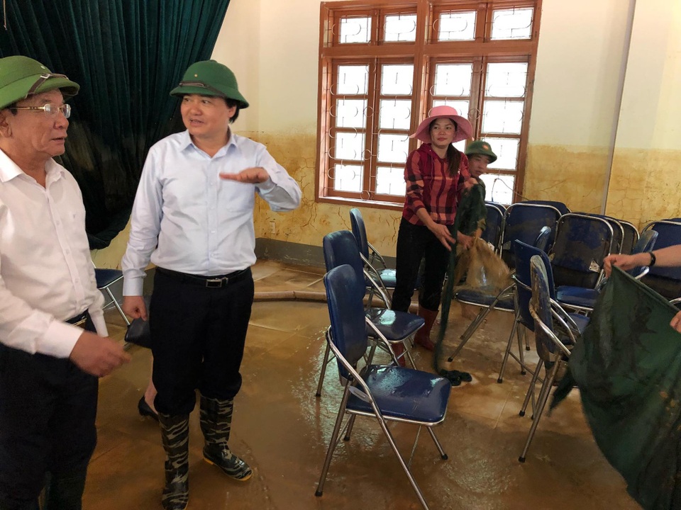Bộ trưởng Phùng Xuân Nhạ thăm trường Nà Ớt – Sơn La bị lũ tràn qua - 3
Trong năm học mới, nhà trường có 347 học sinh với 273 em ăn, ở bán trú tại trường. Nhà trường đã thực hiện được việc học 8 buổi/tuần. Để chuẩn bị cho năm học mới, nhà trường đang cùng với người dân, phụ huynh học sinh trên địa, hơn 100 cán bộ, chiến sỹ của Ban chỉ huy quân sự huyện Mai Sơn, Bộ chỉ huy quân sự tỉnh Sơn La ngày đêm dọn dẹp trường lớp, khắc phục hậu quả mưa lũ.