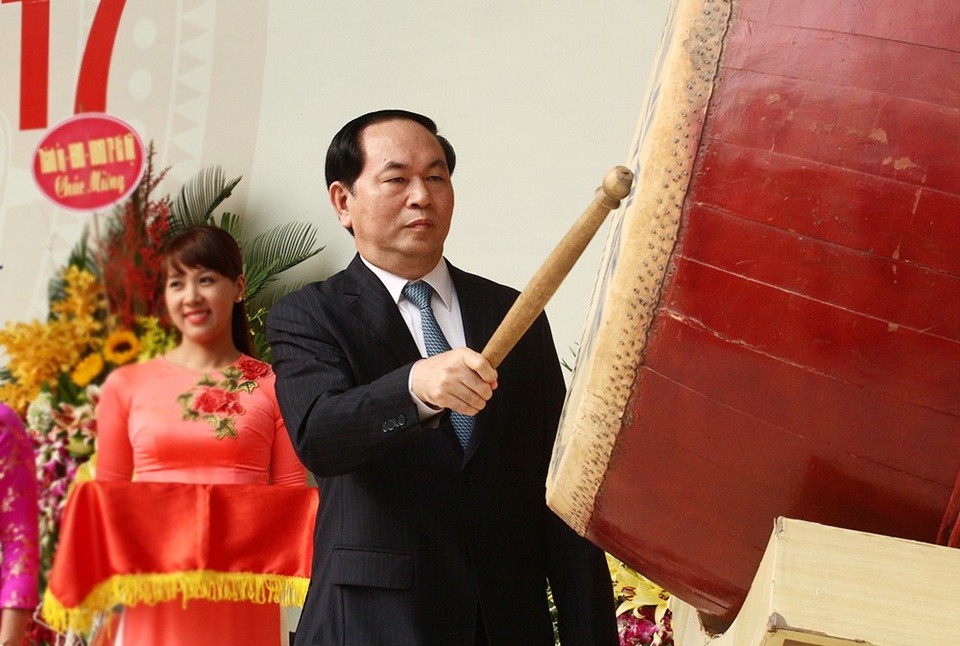 Chủ tịch nước gửi thư chúc mừng nhân dịp năm học mới - 1
Chủ tịch nước Trần Đại Quang đánh trống khai giảng năm học 2017- 2018. (Ảnh: Mai Châm)