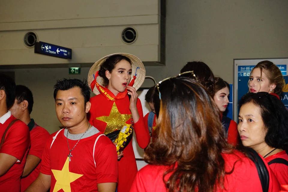 Những người bạn đặc biệt sang Indonesia cổ vũ đội tuyển Olympic Việt Nam - 11 Do chuyến bay vào lúc rạng sáng nên đa phần mọi người thức trắng và không kịp ăn. Chính vì vậy, tranh thủ lúc chờ làm thủ tục các bạn lót dạ