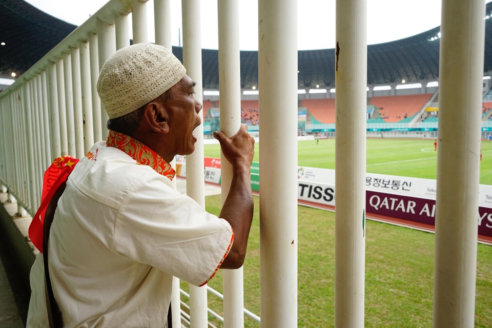 Ông Indra, 58 tuổi, cổ vũ nhiệt thành và rất yêu mến lối chơi của đội Olympic Việt Nam