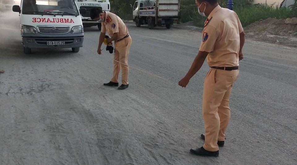 Tránh khói đen của chiếc xe tải, người đàn ông bị ngã trước đầu xe, chết thảm - 3 Công an quận Thủ Đức khám nghiệm hiện trường vụ tai nạn.