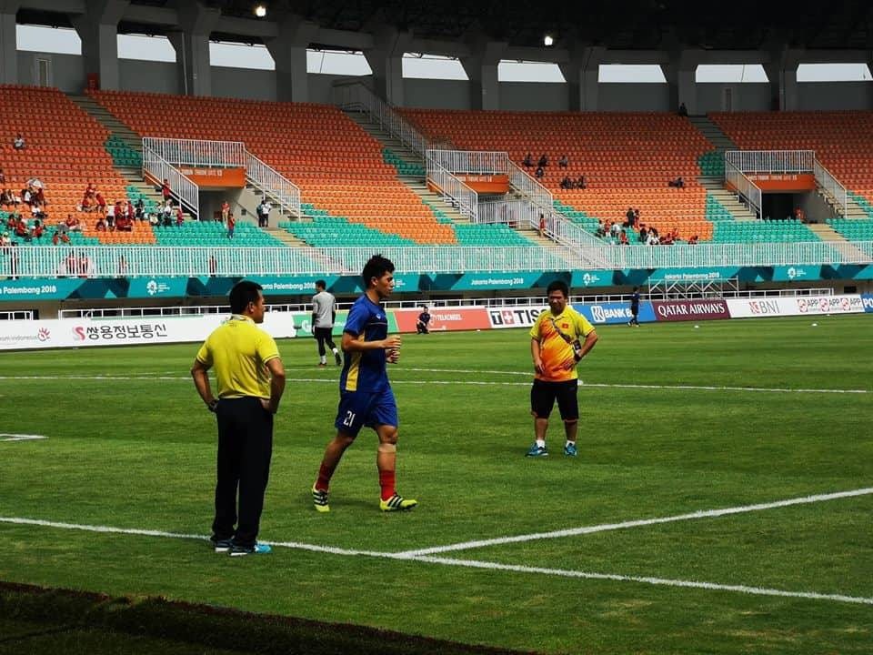 Olympic Việt Nam 1-1 Olympic UAE (penalty 3-4): Thất bại đáng tiếc - 13
Đình Trọng phải tập riêng, anh đã bị căng cơ ở buổi tập vào hôm qua