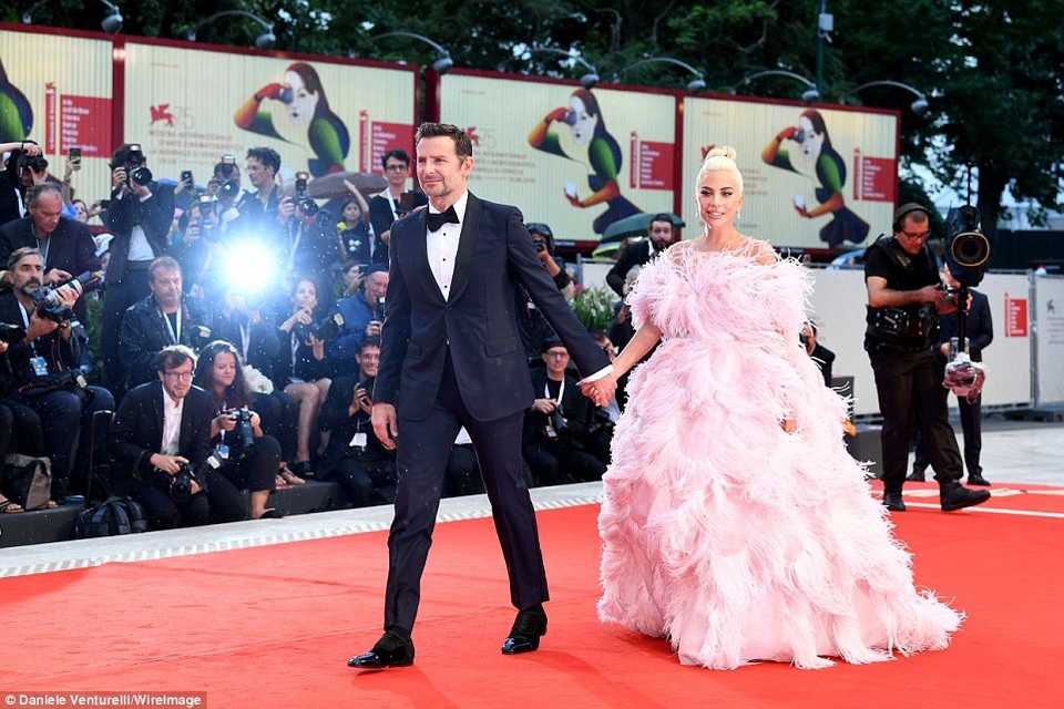 
Lady Gaga sánh bên bạn diễn Bradley Cooper
