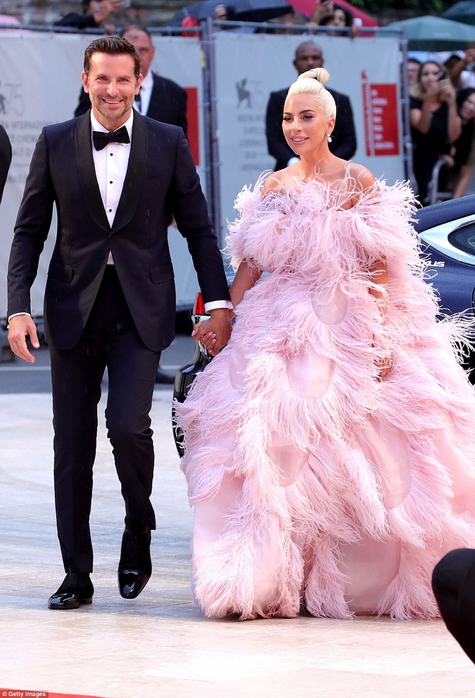 Lady Gaga lộng lẫy trong bộ váy hồng - 12