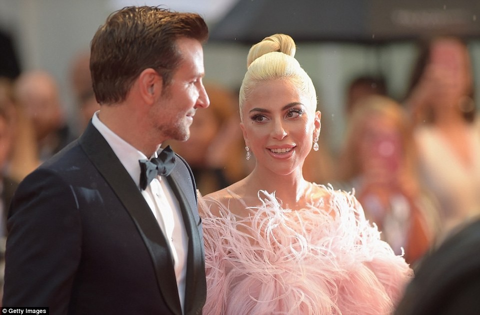 Lady Gaga lộng lẫy trong bộ váy hồng - 13