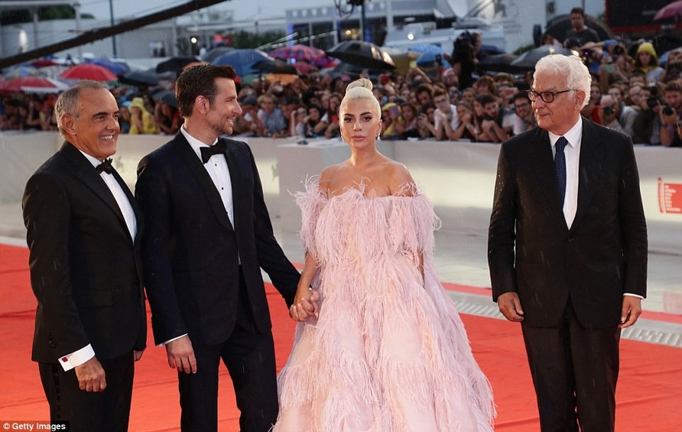 Lady Gaga lộng lẫy trong bộ váy hồng - 14