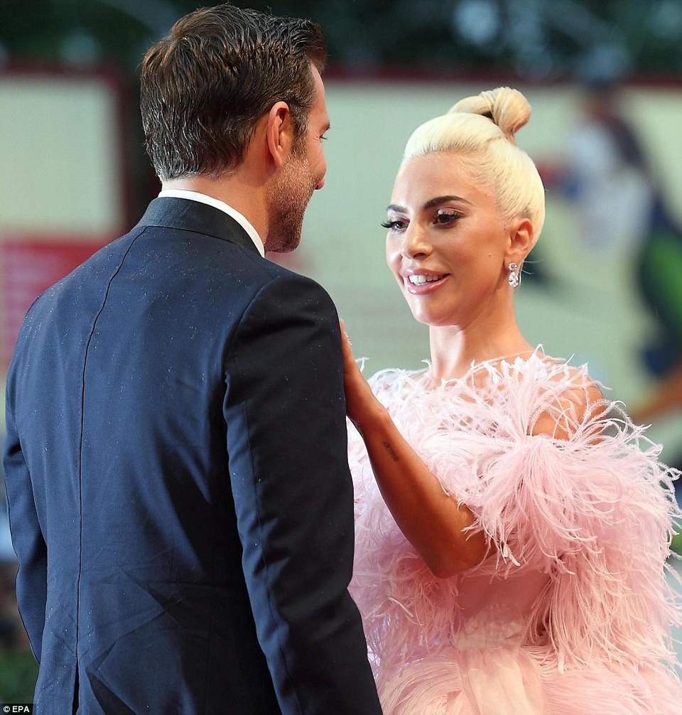 Lady Gaga lộng lẫy trong bộ váy hồng - 18