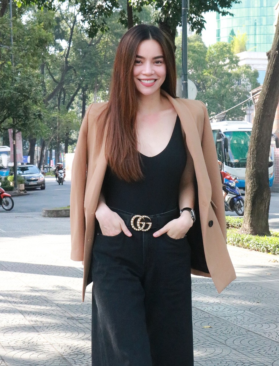 Hồ Ngọc Hà: “Tôi không cần lý giải về cách sống hay con người mình với ai” - 1
Xuất hiện trong buổi phỏng vấn với phong cách thời trang trẻ trung, Hồ Ngọc Hà thoải mái chia sẻ nhiều thứ trong cuộc sống hiện tại. Tuy nhiên người đẹp vẫn từ chối câu hỏi xoay quanh bạn trai Kim Lý dù cả hai vừa có sự kết hợp nóng bỏng trong MV mới nhất của cô.