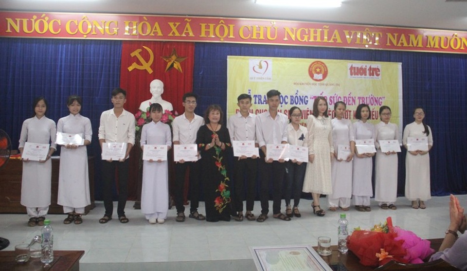 Nhà giáo Nguyễn Thị Hồng Vân – Chủ tịch Hội Khuyến học tỉnh Quảng Trị và đơn vị tài trợ trao học bổng cho sinh viên