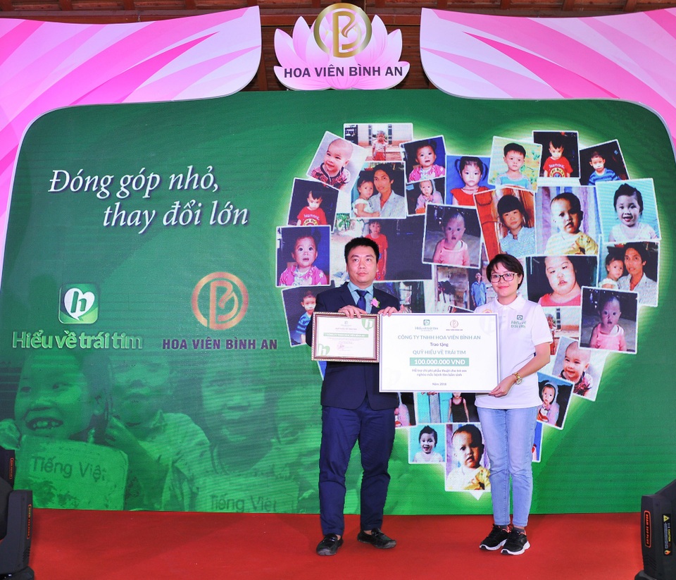 Mang lại cơ hội được sống cho trẻ em bị tim bẩm sinh - 1 Hoa Viên Bình An hợp tác với Quỹ Hiểu về Trái tim - Ông Trần Mạnh Hoàn, Tổng giám đốc Công ty Hoa Viên Bình An và Bà Trương Cẩm Loan, Đại diện cho Quỹ Hiểu về Trái tim