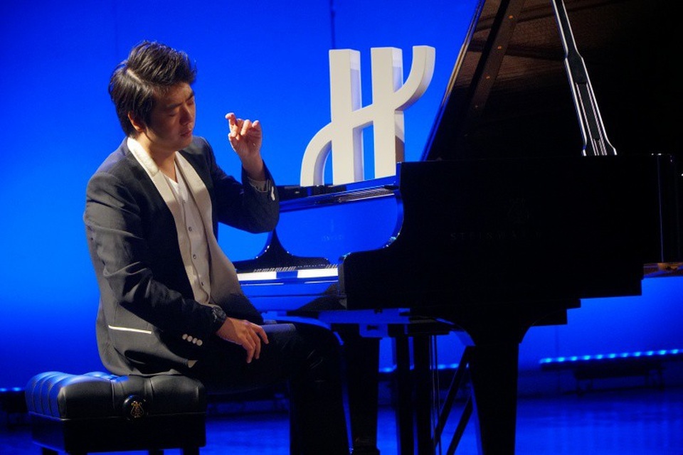 Anh phiêu diêu trong từng nốt nhạc bằng xúc cảm. Lang Lang từng bị gọi là kẻ điên khùng chơi nhạc nhưng anh không ngại.