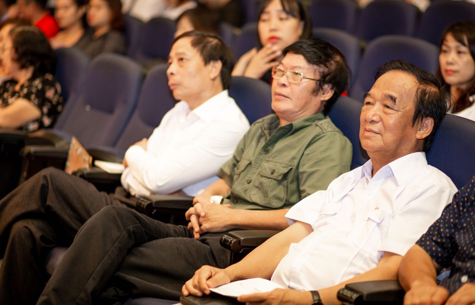 Nhà văn Hữu Ước: “Tại sao cái ác, cái xấu, sự không tử tế vẫn luôn tồn tại?” - 3 Nhà văn Hữu Ước và GS Nguyễn Lân Dũng cũng có nhiều ý kiến chia sẻ tại buổi tọa đàm.