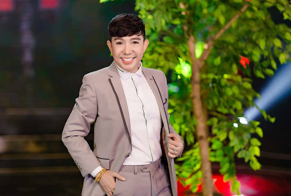 Long Nhật làm liveshow tiền tỉ về Gò Công xưa - 1 Long Nhật sẽ hát những ca khúc thuộc dòng nhạc Gò Công của các nhạc sĩ Nguyễn Bá Nghiêm, Quốc Dũng, Vũ Hoàng, Đỗ Chí Thiện… nhưng phần lớn trong số đó vẫn là các tác phẩm của nhạc sĩ Hoàng Phương.
