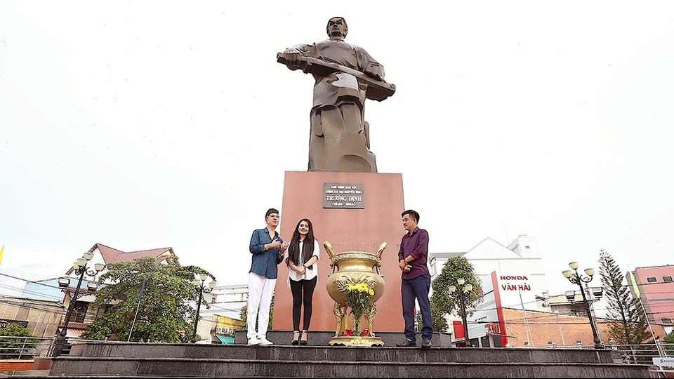 Long Nhật làm liveshow tiền tỉ về Gò Công xưa - 2 Trước đó, Long Nhật còn về vùng đất Gò Công hôm nay để thăm và thực hiện các thước phim tư liệu, gửi vào trong từng tác phẩm trên sân khấu.