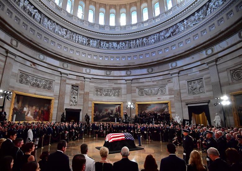 Những hình ảnh cảm động tại lễ viếng Thượng nghị sĩ John McCain - 1 Ngày 31/8 (giờ địa phương), lễ viếng của ông McCain đã được long trọng tổ chức ở Đồi Capitol. Trong buổi lễ này, những người bạn, người đồng nghiệp, người thân của ông McCain cùng nhân dân Mỹ đã đến để tiễn đưa chính trị gia kỳ cựu của nước Mỹ. Trong ảnh: Quan tài chứa linh cữu ông McCain nằm dưới mái vòm Điện Capitol.