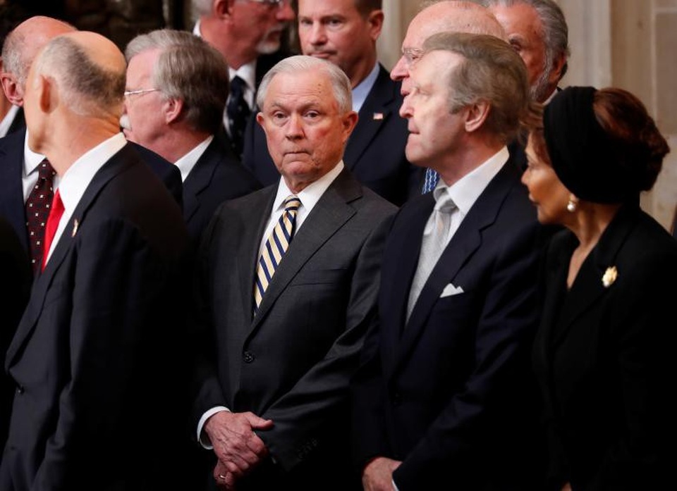 Những hình ảnh cảm động tại lễ viếng Thượng nghị sĩ John McCain - 10 Bộ trưởng Tư pháp Jeff Sessions tại lễ viếng.