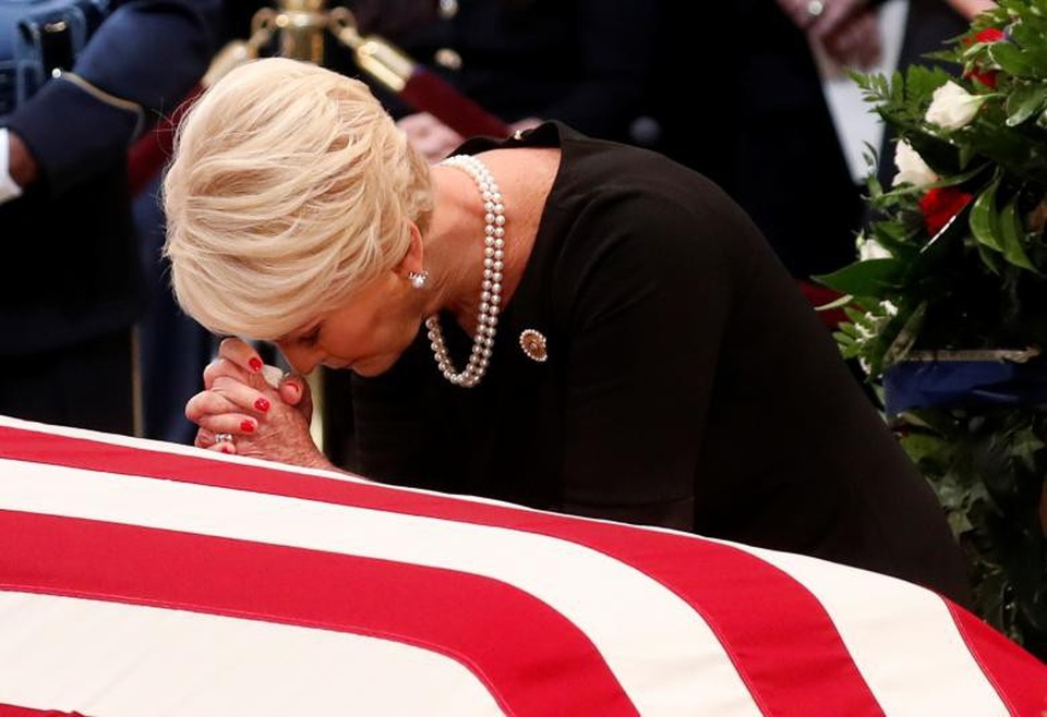Những hình ảnh cảm động tại lễ viếng Thượng nghị sĩ John McCain - 3 Vợ ông McCain, bà Cindy McCain, gục đầu buồn bã trước linh cữu chồng.