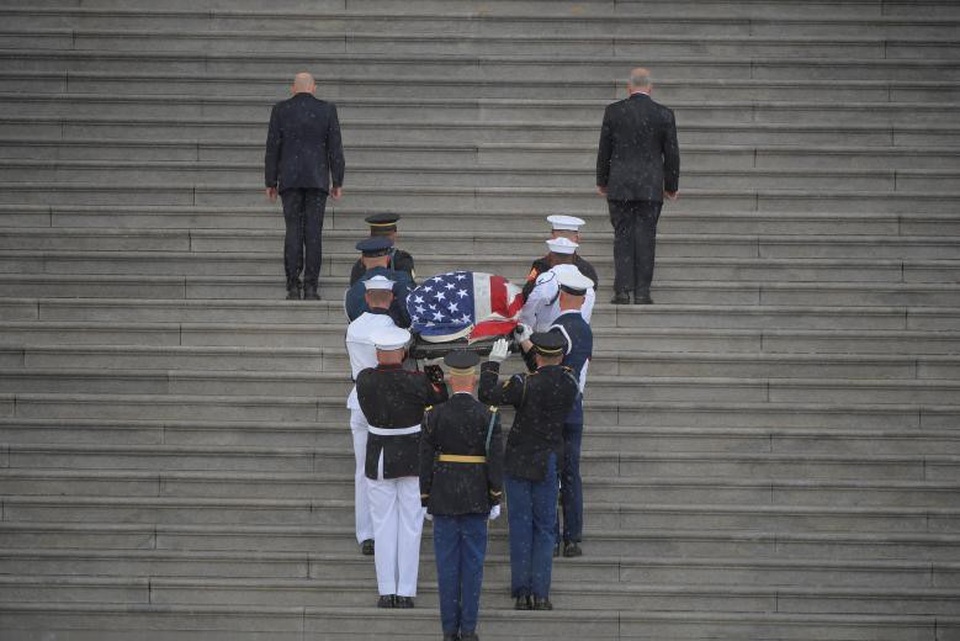 Những hình ảnh cảm động tại lễ viếng Thượng nghị sĩ John McCain - 4 Đội danh dự chuyển quan tài của ông McCain vào trong điện Captiol trong cơn mưa tầm tã.