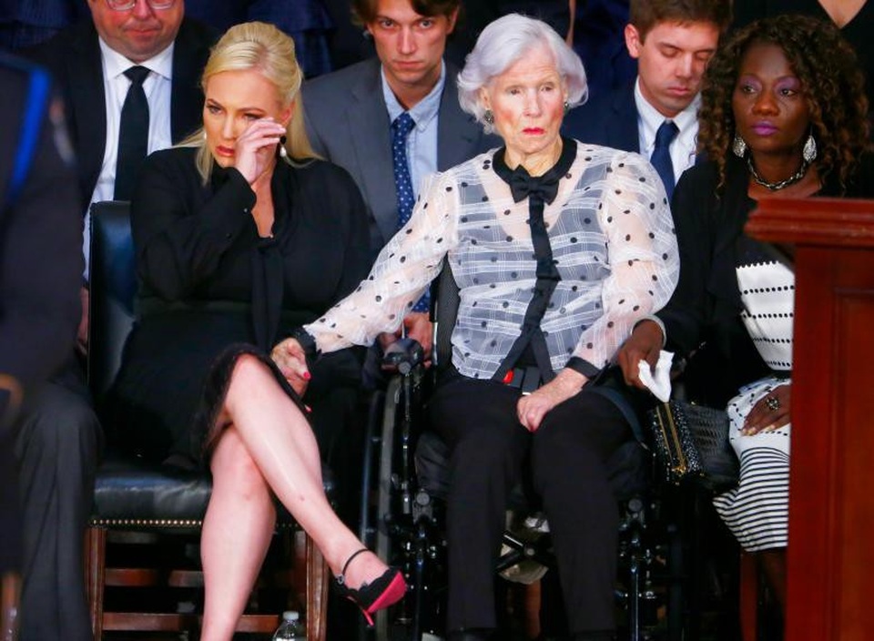 Những hình ảnh cảm động tại lễ viếng Thượng nghị sĩ John McCain - 6 Bà Roberta McCain, người mẹ 106 tuổi của ông McCain, vẫn giữ được bình tĩnh, nhưng gương mặt lộ rõ buồn bã tại đám tang của con trai.