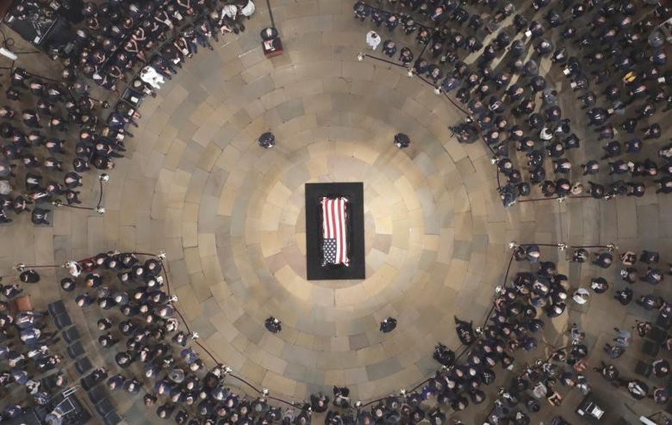 Những hình ảnh cảm động tại lễ viếng Thượng nghị sĩ John McCain - 7 Quan tài ông McCain từ mái vòm Điện Capitol nhìn xuống.