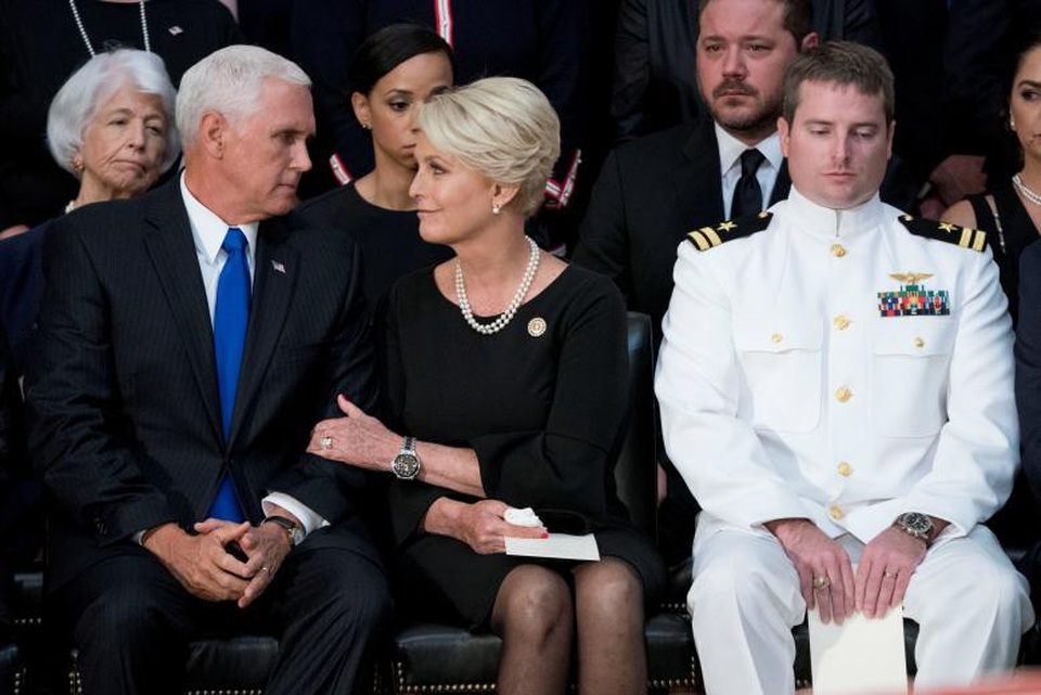Những hình ảnh cảm động tại lễ viếng Thượng nghị sĩ John McCain - 8 Phó Tổng thống Mỹ Mike Pence, lãnh đạo phe đa số Thượng viện Mỹ Mitch McConnell và Chủ tịch Hạ viện Paul Ryan lần lượt có những bài phát biểu ca ngợi công lao của ông McCain trong 60 năm phục vụ nước Mỹ và lòng yêu nước nồng nàn của ông. Ông Pence nhấn mạnh rằng Tổng thống Mỹ Donald Trump đã yêu cầu ông tới lễ viếng. “Tổng thống đã yêu cầu tôi thay mặt tới đây với lòng tôn trọng”, ông Pence nói. Trước đó, ông McCain được cho là không muốn ông Trump xuất hiện tại đám tang.