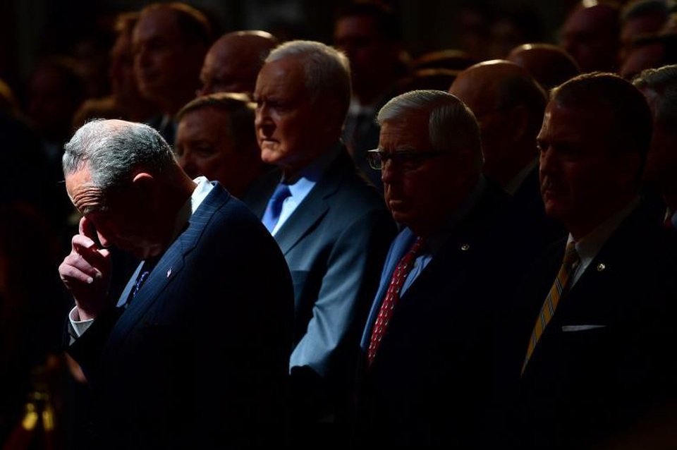 Những hình ảnh cảm động tại lễ viếng Thượng nghị sĩ John McCain - 9 Các Thượng nghị sĩ cúi đầu trước quan tài ông McCain.