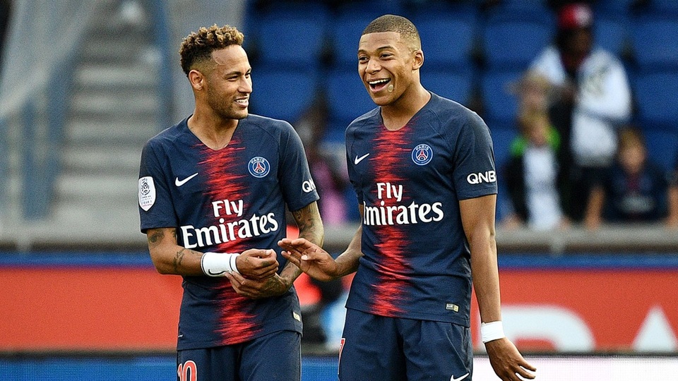 10 bản hợp đồng đắt giá nhất trong kỳ chuyển nhượng mùa Hè 2018 - 1
Mặc dù Mbappe đã gia nhập PSG ở mùa giải trước nhưng cầu thủ này chỉ thi đấu theo dạng cho mượn. Tới mùa Hè năm nay, đội bóng thành Paris mới chi 180 triệu euro để chính thức sở hữu tiền đạo người Pháp. Không những vậy, họ cũng thành công khi giữ chân Mbappe trước sự theo đuổi của Real Madrid.