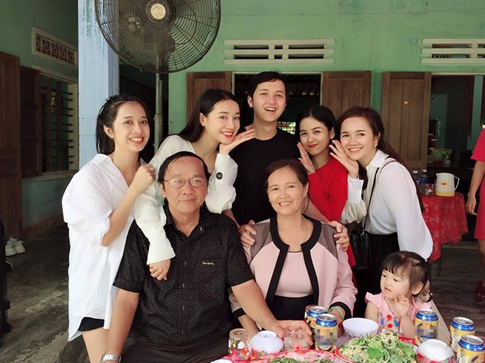 Chia tay Hoàng Oanh, Huỳnh Anh liên tục khoe hạnh phúc bên bạn gái mới - 10 Sau lễ đính hôn bí mật với Trường Giang, Nhã Phương dành những lời cảm ơn đấng sinh thành trong ngày Vu Lan: Cảm ơn ba mẹ đã nuôi nấng, dạy dỗ cho các chị em khôn lớn nên người. Một mùa Vu Lan nữa lại đến, Phương chúc cả nhà một mùa Vu Lan ấm áp bên người thân nhé.