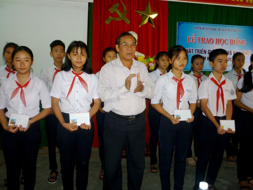 Chủ tịch Hội Khuyến học Quảng Nam trao học bổng đến các em học sinh, sinh viên đợt này