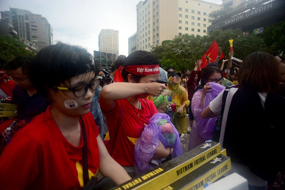 Olymipic Việt Nam nhận thất bại trong loạt sút luân lưu trước đối thủ Olyimpic UAE. Những cổ động viên ở TPHCM đã không nén được nỗi buồn của đội tuyển.