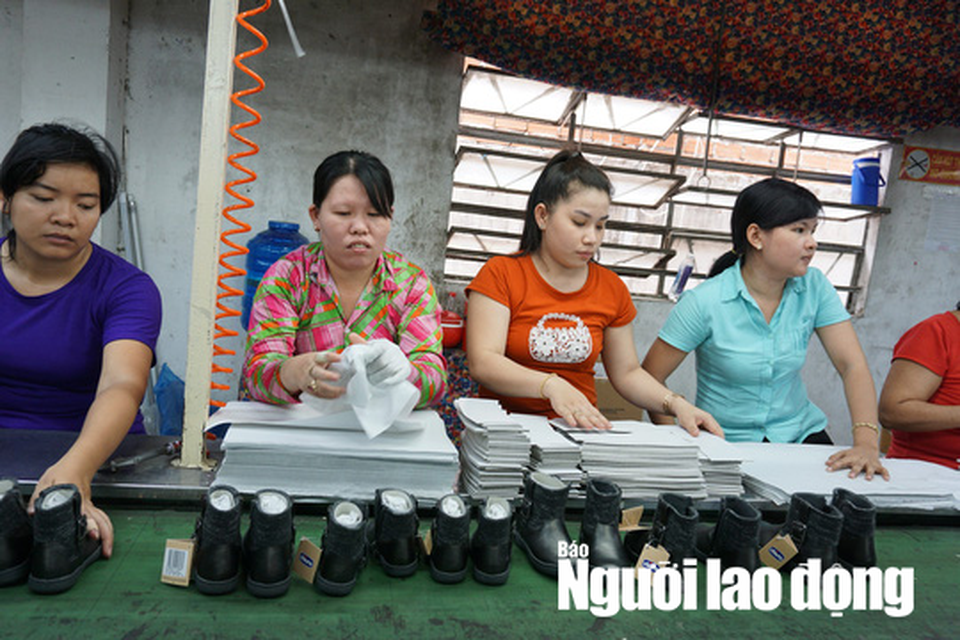 Có nên giao quyền tự chủ tiền lương cho doanh nghiệp? - 2 Ở nhiều nơi, người lao động không được nâng bậc lương, chỉ khi nào mức lương tối thiểu vùng tăng thì người lao động mới được tăng theo tỷ lệ tương ứng