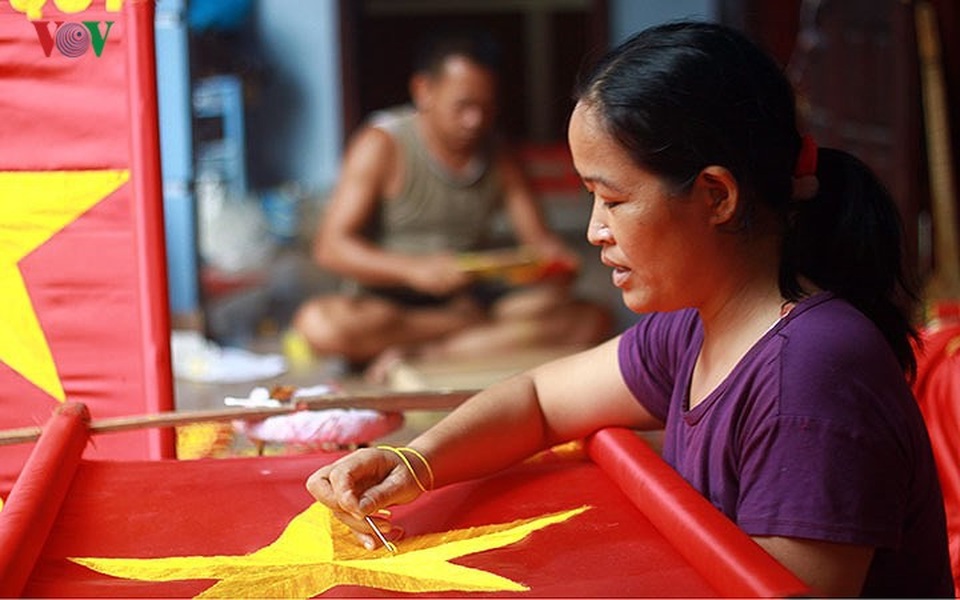 Làng may cờ lớn nhất Thủ đô dốc toàn lực cho bóng đá và dịp Quốc khánh - 2 Làng may cờ lớn nhất Thủ đô dốc toàn lực cho bóng đá và dịp Quốc khánh - 2
