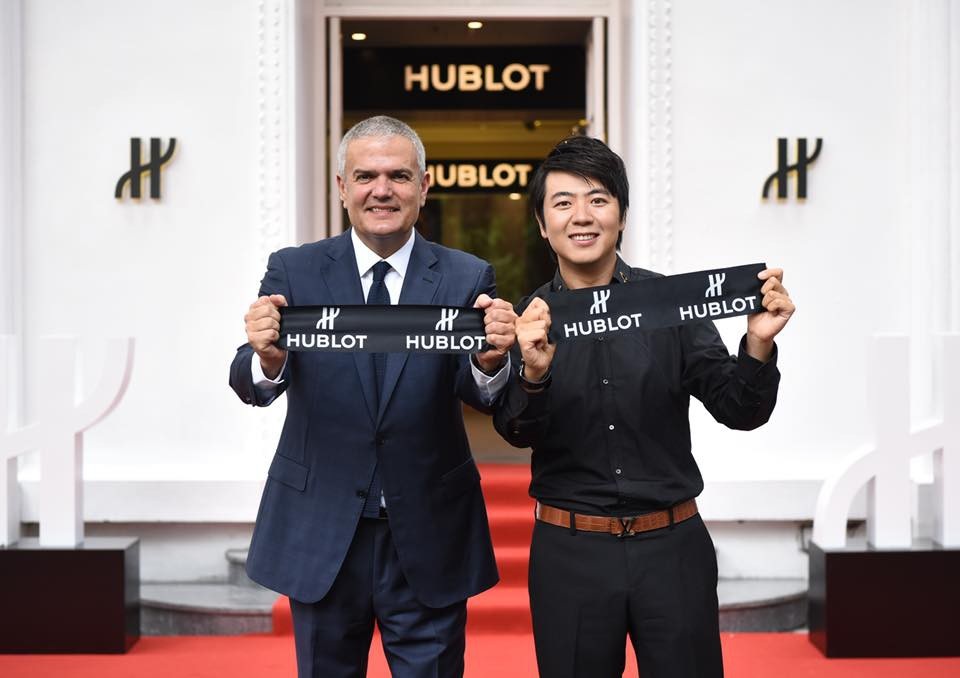 Thương hiệu đồng hồ Hublot mở cửa hàng đầu tiên ở Việt Nam - 2
Sự kiện khai trương Hublot Hà Nội boutique có sự góp mặt của CEO Ricardo Guadalupe và Đại sứ Hublot - nghệ sĩ độc tấu dương cầm Lang Lang.