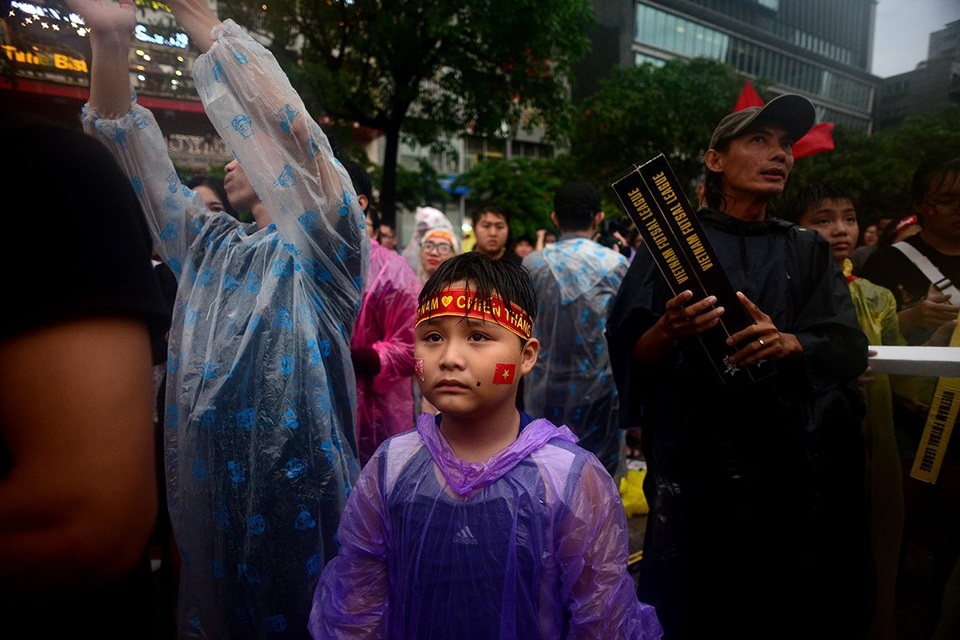 Cậu bé ánh mắt thất thần khi loạt sút luân lưu kết thúc.