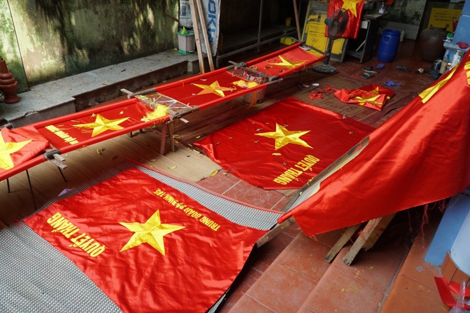 Những bàn tay tài hoa giữ nghề thêu cờ Tổ quốc - 10
Những lá cờ đỏ sao vàng sắp được hoàn thiện.