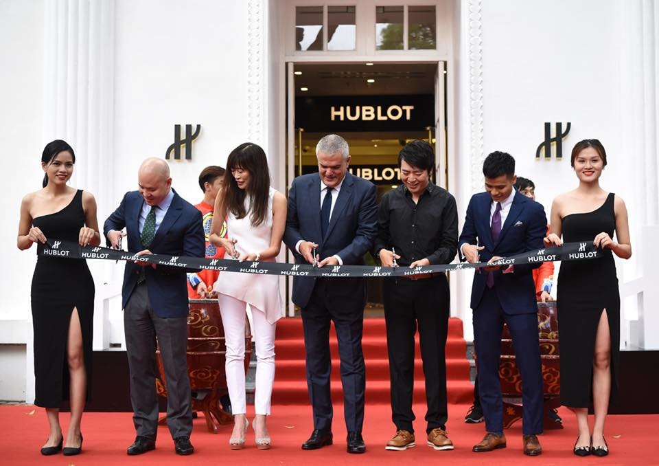 Thương hiệu đồng hồ Hublot mở cửa hàng đầu tiên ở Việt Nam - 3
Lễ cắt bang khánh thành Hublot Boutique có sự góp mặt (từ trái qua) của ông Michael Tay – Giám đốc điều hành nhà phân phối và bán lẻ The Hour Glass, bà Miwa Sakai – Giám đốc Hublot khu vực Châu Á Thái Bình Dương, ông Ricardo Guadalupe CEO Hublot và Đại sứ thương hiệu Lang Lang,