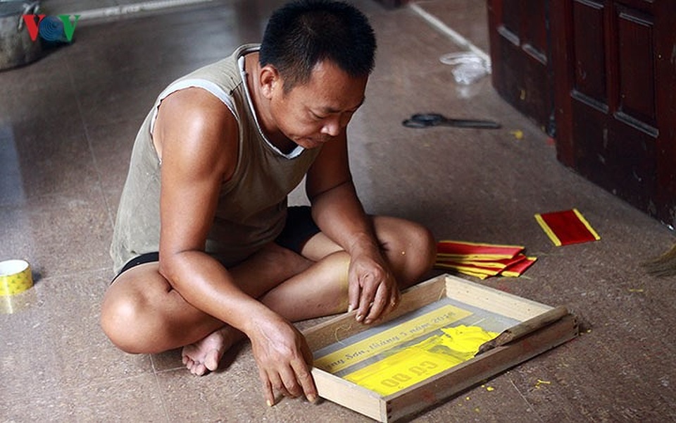 Làng may cờ lớn nhất Thủ đô dốc toàn lực cho bóng đá và dịp Quốc khánh - 4 Làng may cờ lớn nhất Thủ đô dốc toàn lực cho bóng đá và dịp Quốc khánh - 4
