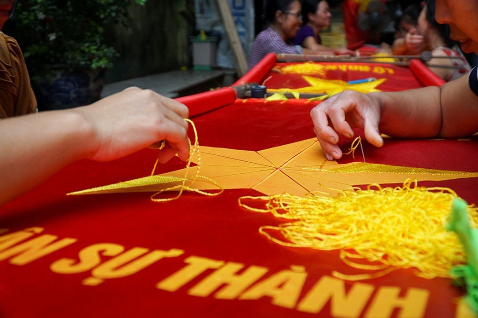 Những bàn tay tài hoa giữ nghề thêu cờ Tổ quốc - 3
Những bàn tay khéo léo, mềm mại và rất kỳ công, tỷ mỷ trong từng đường kim, mũi chỉ.