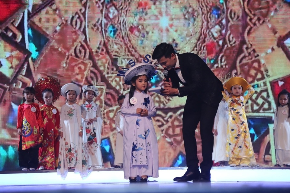 Miss Baby Việt Nam 2018 - Đêm chung kết rực rỡ sắc màu - 3 Ngoài phần thi của các thí sinh khán giả còn được sống trong không gian âm nhạc và vũ điệu qua phần thể hiện của các ca sỹ nhí nổi tiếng. Trịnh Nhật Minh với ca khác Can’t take my eye off you, Hủ Tiếu gõ của Hoài Ngọc, Nắng Vui của Thiên Khôi...
