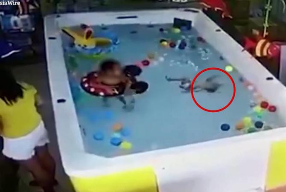 Mải nhắn tin, mẹ để con gái đuối nước trong bể bơi mừng sinh nhật 1 tuổi - 3 Bé gái 1 tuổi trong clip tên Xiao Ai