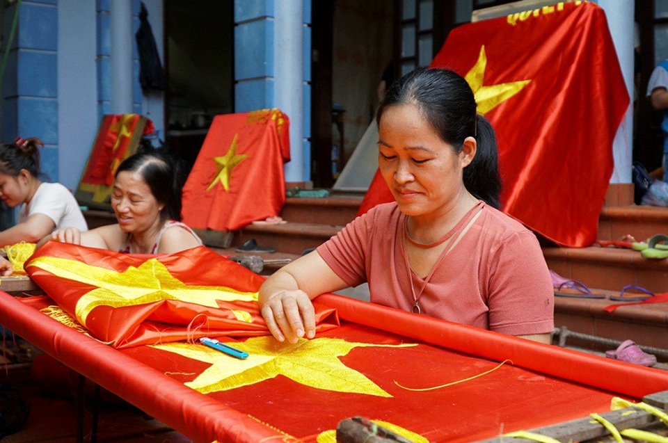 Những bàn tay tài hoa giữ nghề thêu cờ Tổ quốc - 4
Để làm ra một chiếc cờ đẹp đòi hỏi người thợ phải rất khắt khe trong khâu chọn vải. Vải phải tốt mới có thể thêu đẹp.